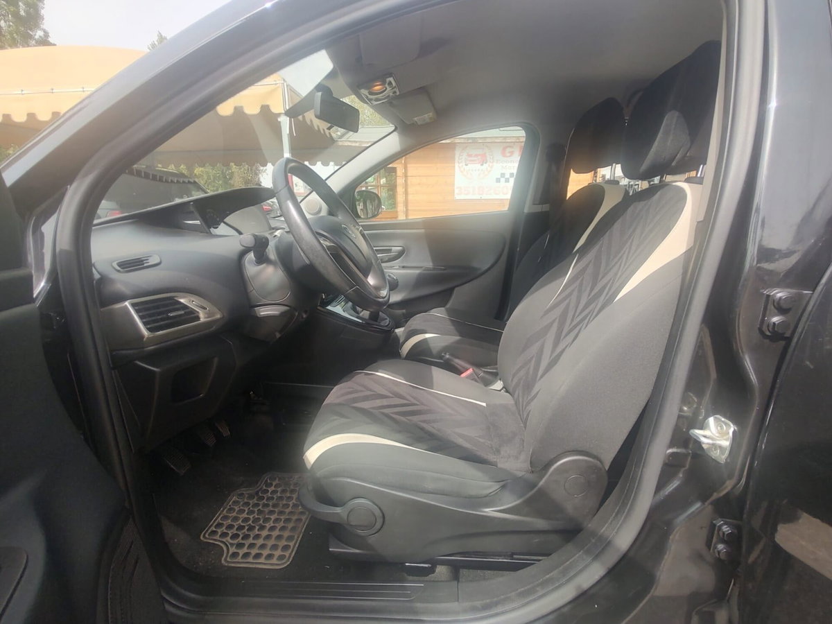 Lancia Ypsilon 1.2 69 CV 5 porte Silver (16)