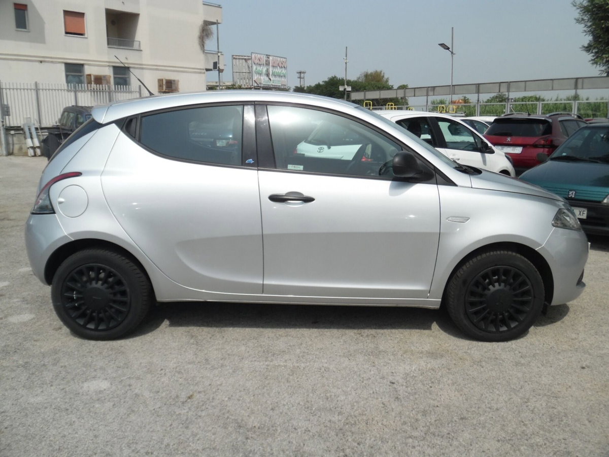 Lancia Ypsilon 1.2 69 CV 5 porte Elefantino (8)