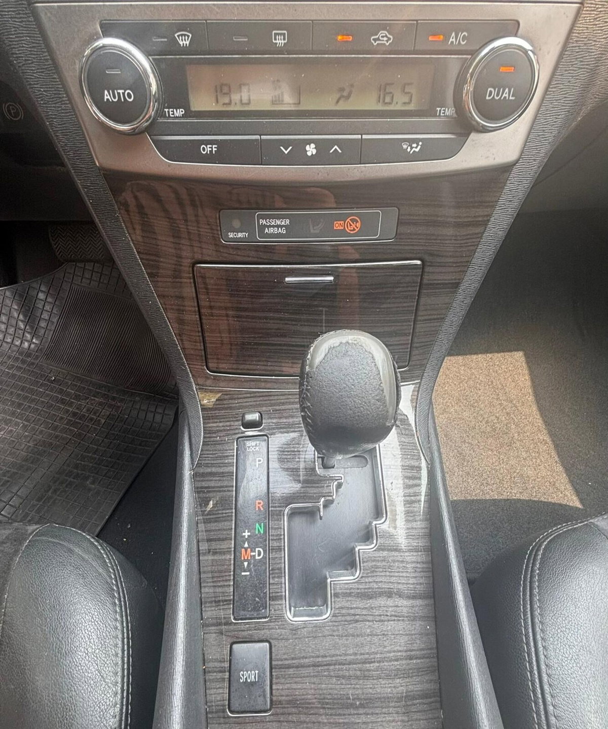 Toyota Avensis Station Wagon 2.2 D-Cat aut. Wagon Style Safety (19)