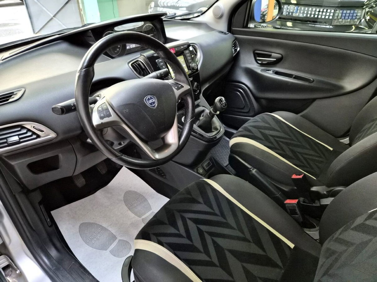 Lancia Ypsilon 1.2 69 CV 5 porte Gold (10)