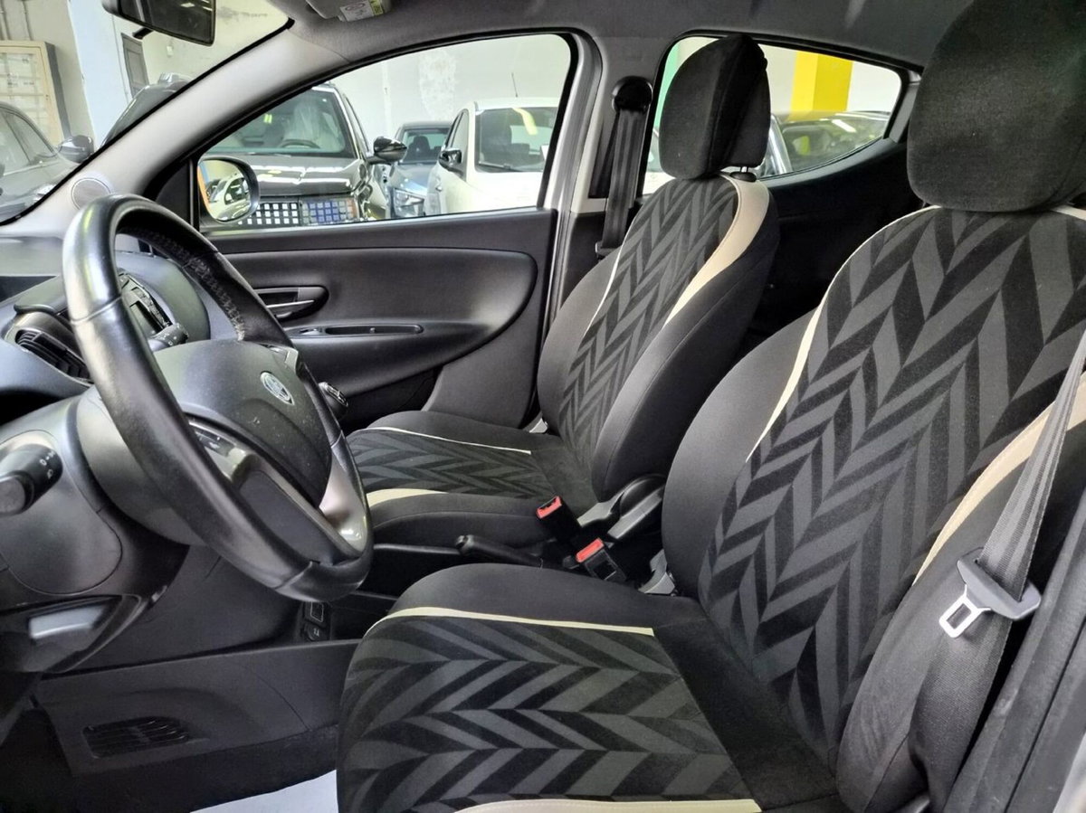 Lancia Ypsilon 1.2 69 CV 5 porte Gold (11)