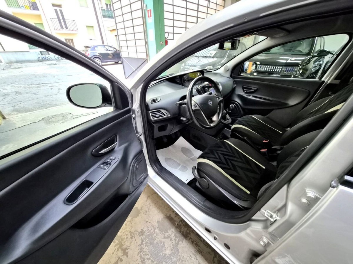 Lancia Ypsilon 1.2 69 CV 5 porte Gold (13)