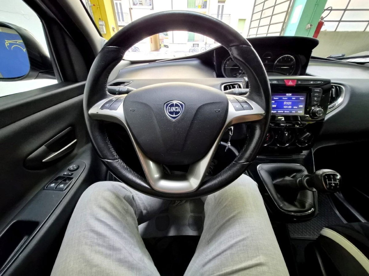 Lancia Ypsilon 1.2 69 CV 5 porte Gold (17)
