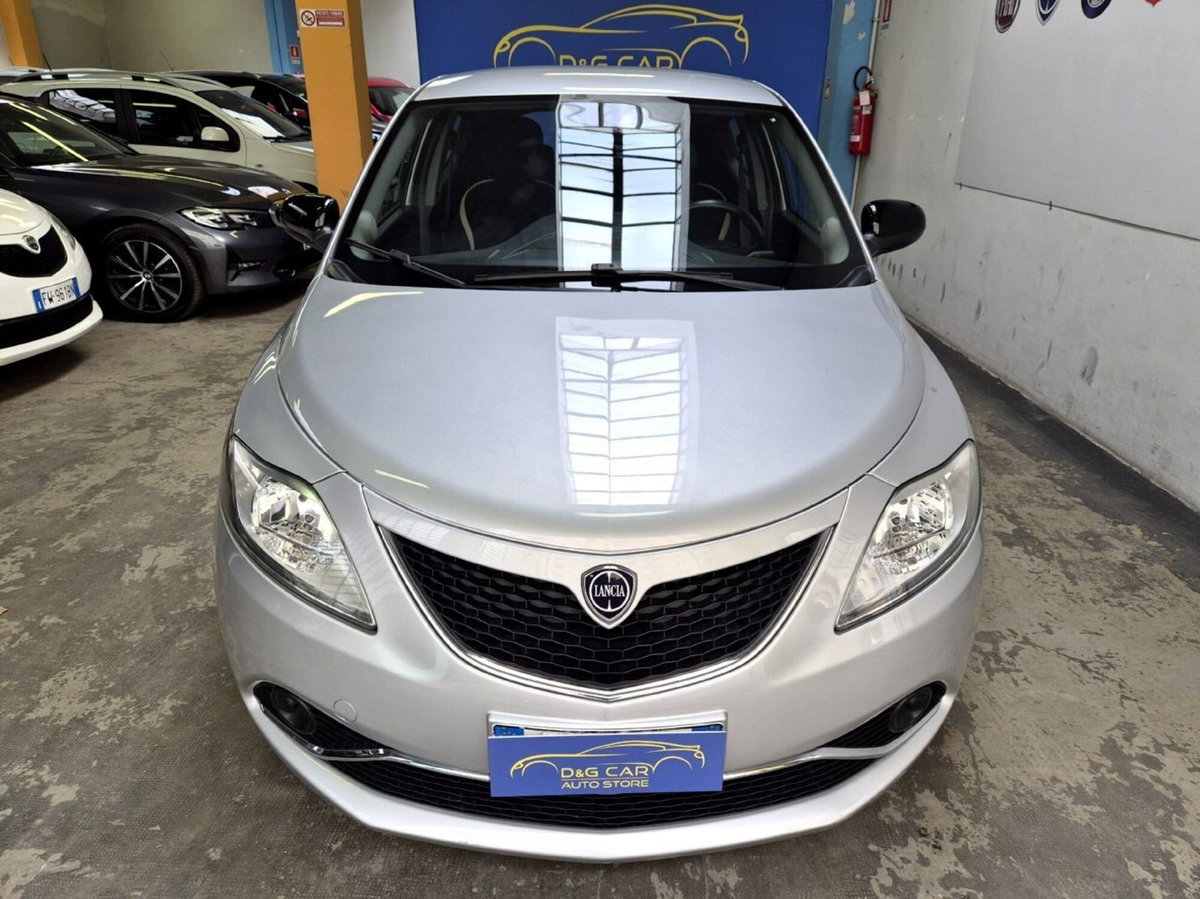 Lancia Ypsilon 1.2 69 CV 5 porte Gold (2)