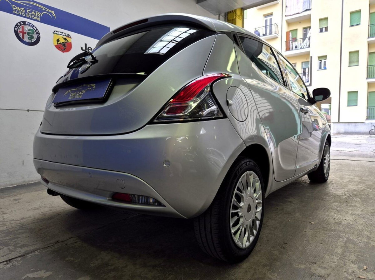 Lancia Ypsilon 1.2 69 CV 5 porte Gold (6)