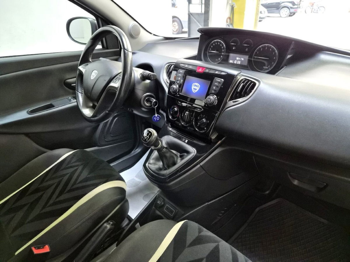 Lancia Ypsilon 1.2 69 CV 5 porte Gold (7)