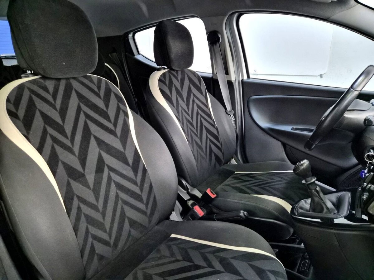 Lancia Ypsilon 1.2 69 CV 5 porte Gold (8)