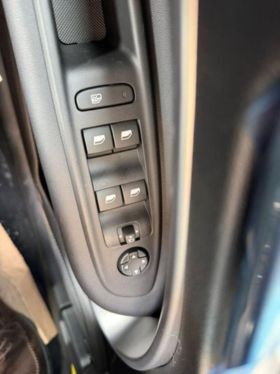 Jeep Avenger 1.2 turbo e-hybrid mhev Summit fwd 110cv edct6 (12)