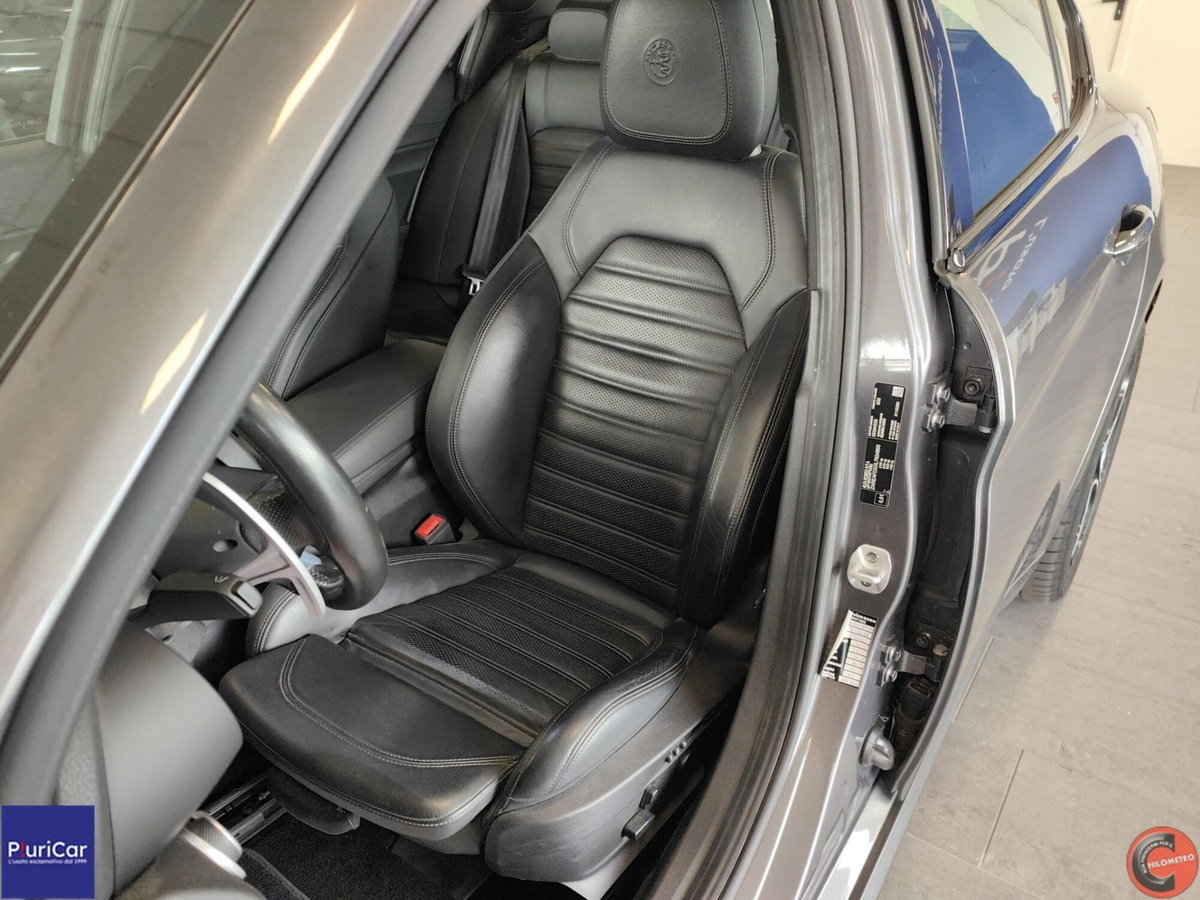 Alfa Romeo Giulia 2.2 Turbodiesel 210 CV AT8 AWD Q4 Veloce (4)