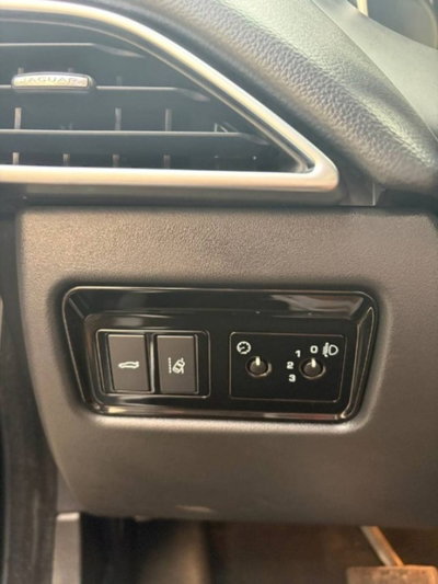 Jaguar XE 2.0 D 180 CV aut. Prestige (18)
