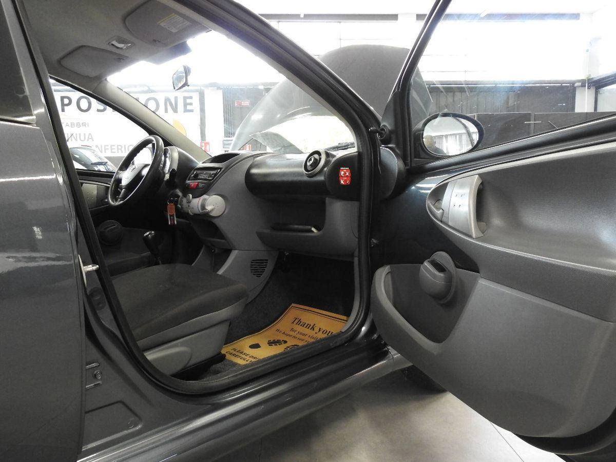 Toyota Aygo 1.0 12V VVT-i 5 porte (10)
