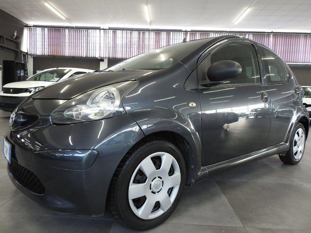 Toyota Aygo 1.0 12V VVT-i 5 porte (2)