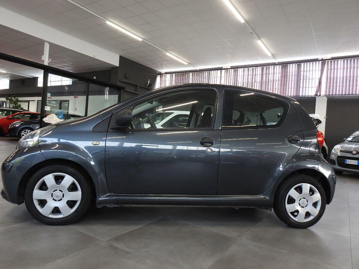 Toyota Aygo 1.0 12V VVT-i 5 porte (3)