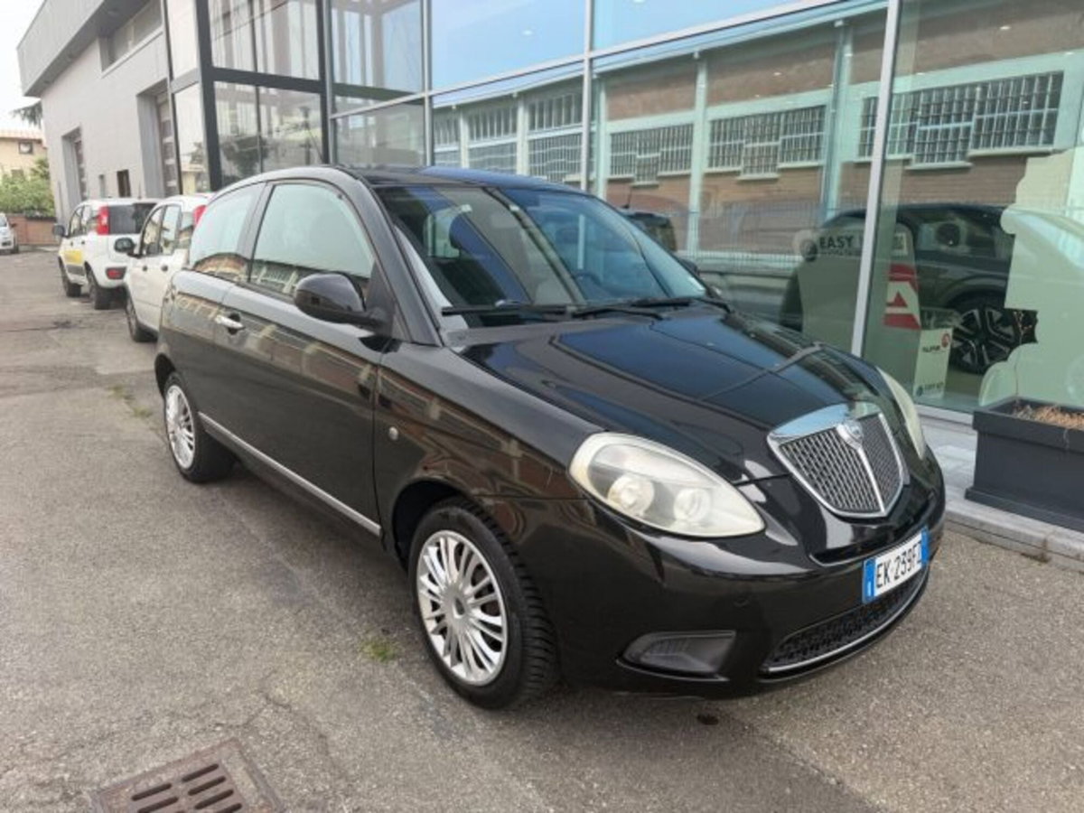 Lancia Ypsilon 1.2 69 CV 5 porte Gold (2)