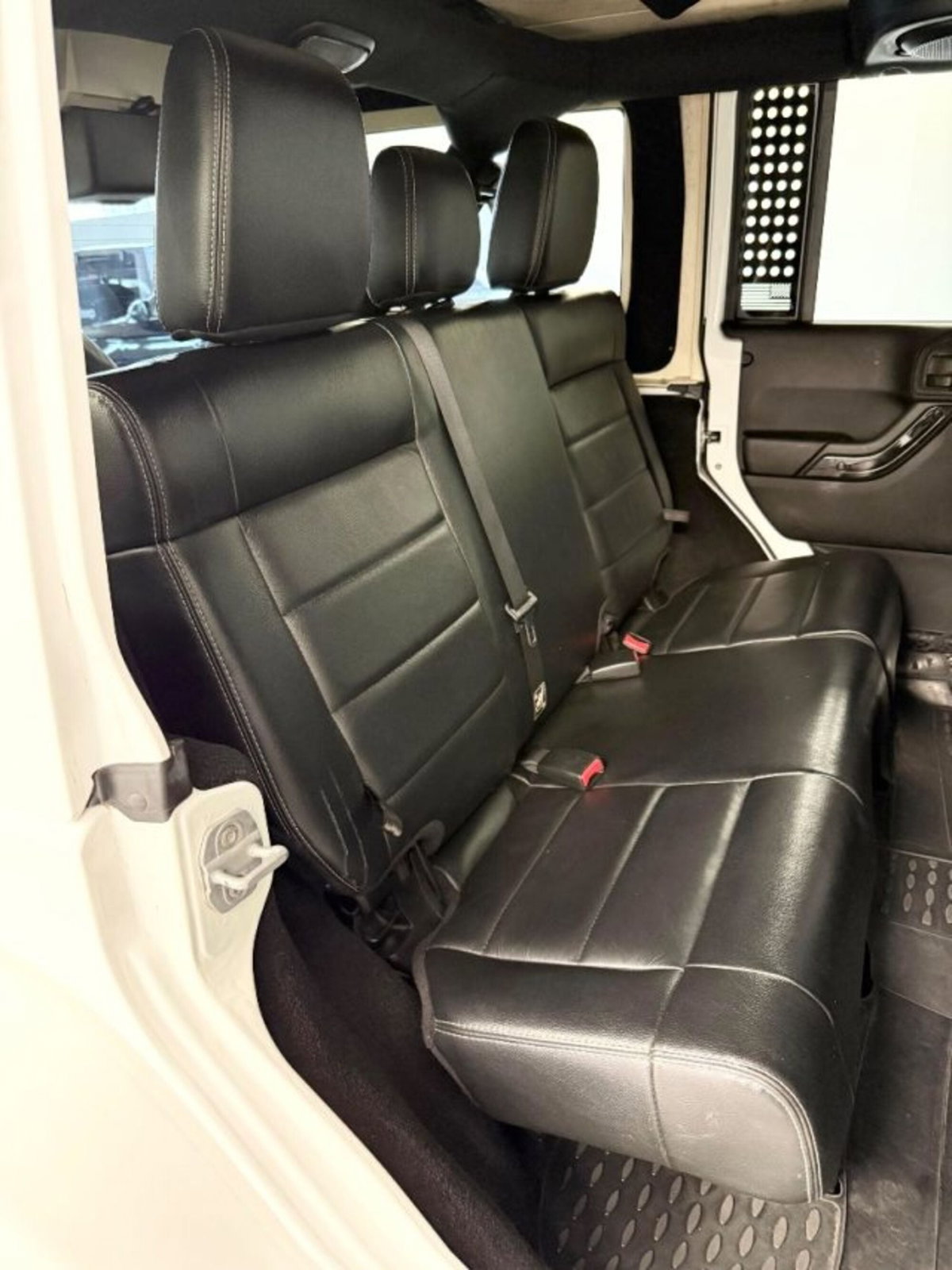 Jeep Wrangler Unlimited 2.8 CRD DPF Sahara Auto (13)