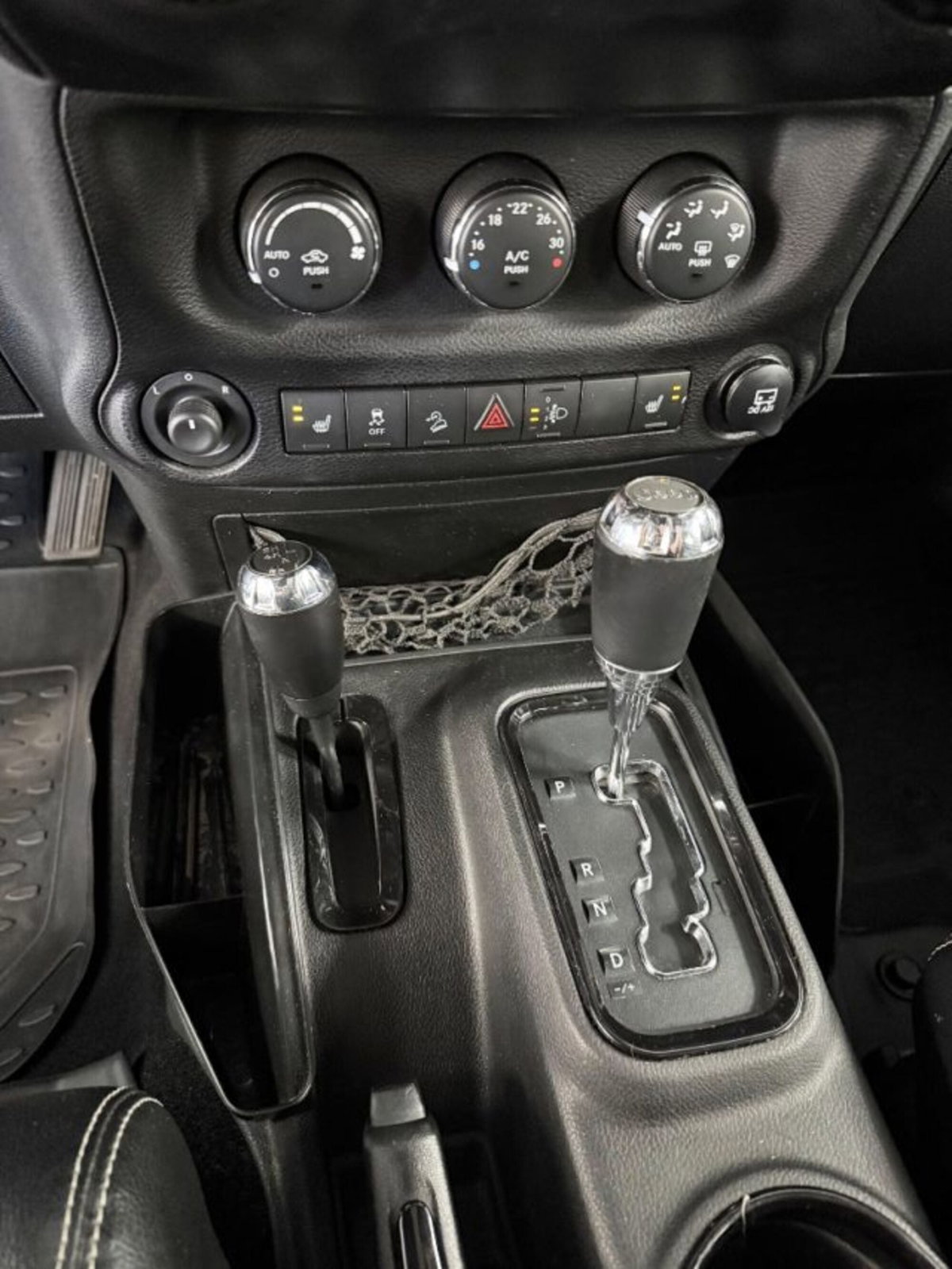 Jeep Wrangler Unlimited 2.8 CRD DPF Sahara Auto (14)