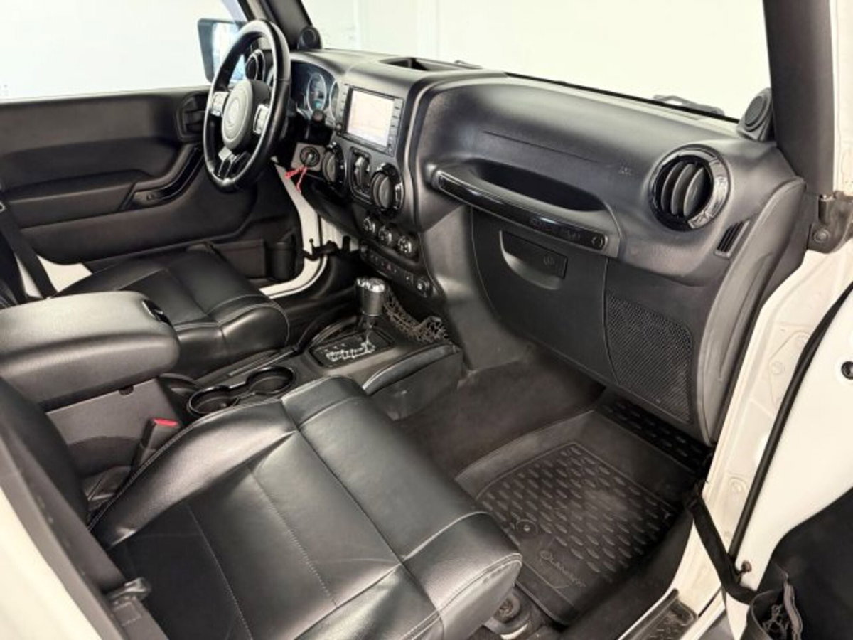 Jeep Wrangler Unlimited 2.8 CRD DPF Sahara Auto (6)