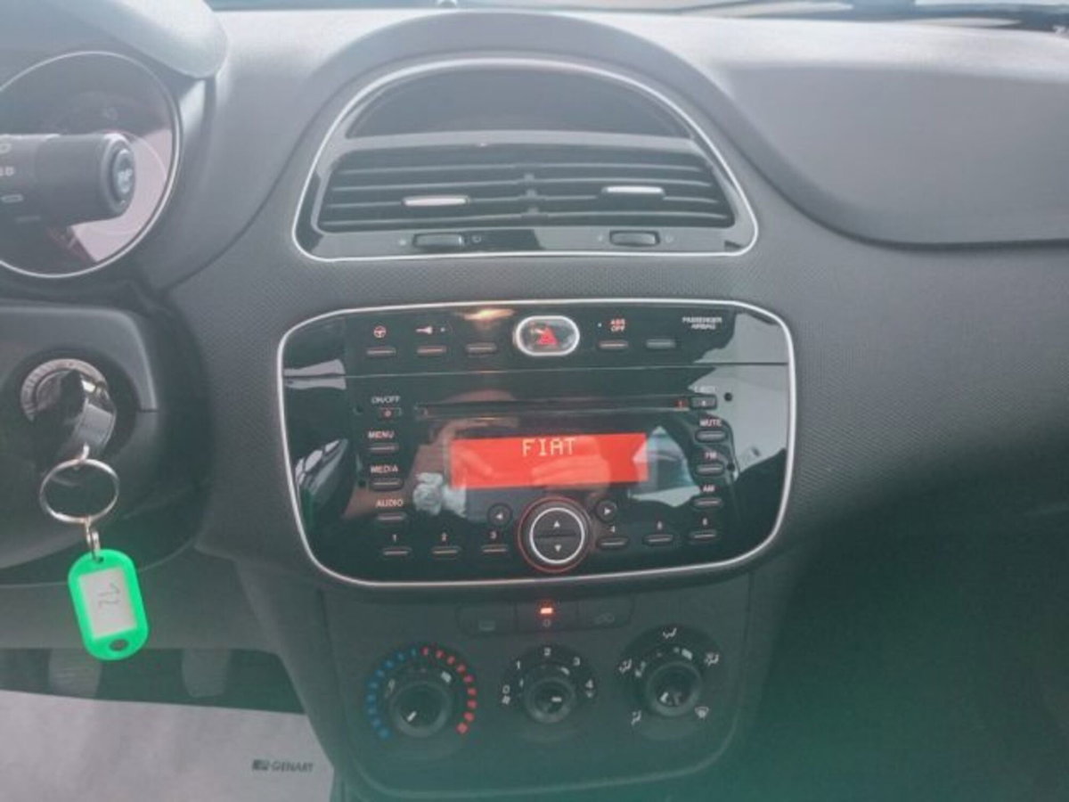 Fiat Punto 1.3 MJT II 75 CV 5 porte Lounge (17)