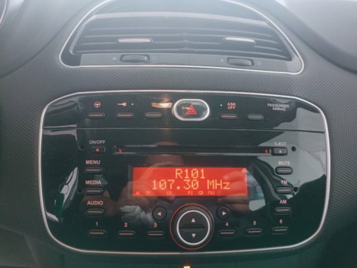 Fiat Punto 1.3 MJT II 75 CV 5 porte Lounge (18)