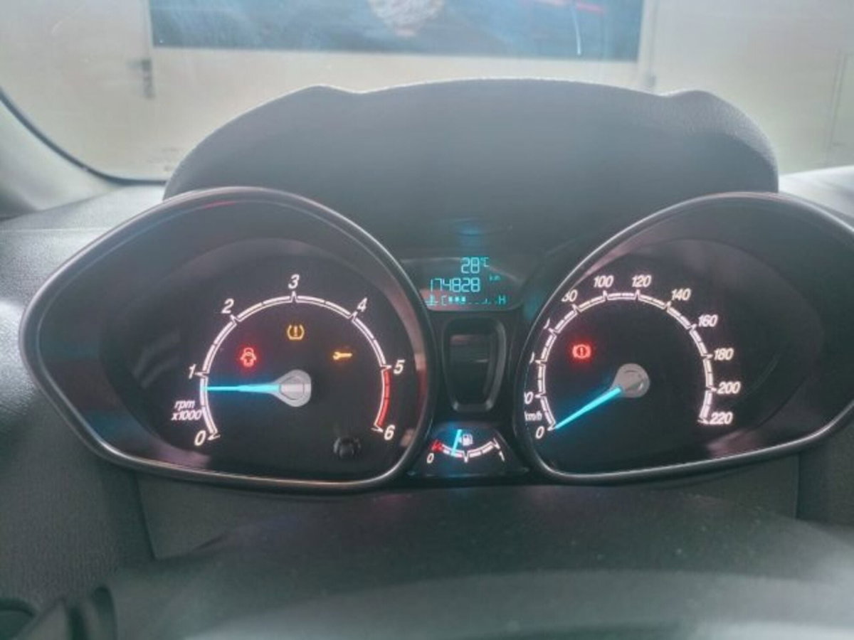 Ford Fiesta 1.5 TDCi 75CV 3 porte (17)