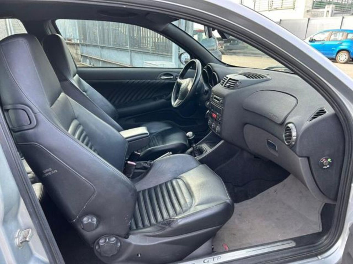 Alfa Romeo 147 3.2i V6 24V cat 3 porte GTA (11)