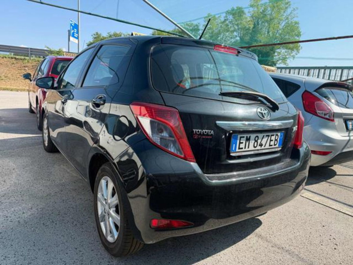 Toyota Yaris 1.0 5 porte Lounge (3)