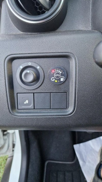 Dacia Duster 1.0 TCe 100 CV ECO-G 4x2 Prestige (11)