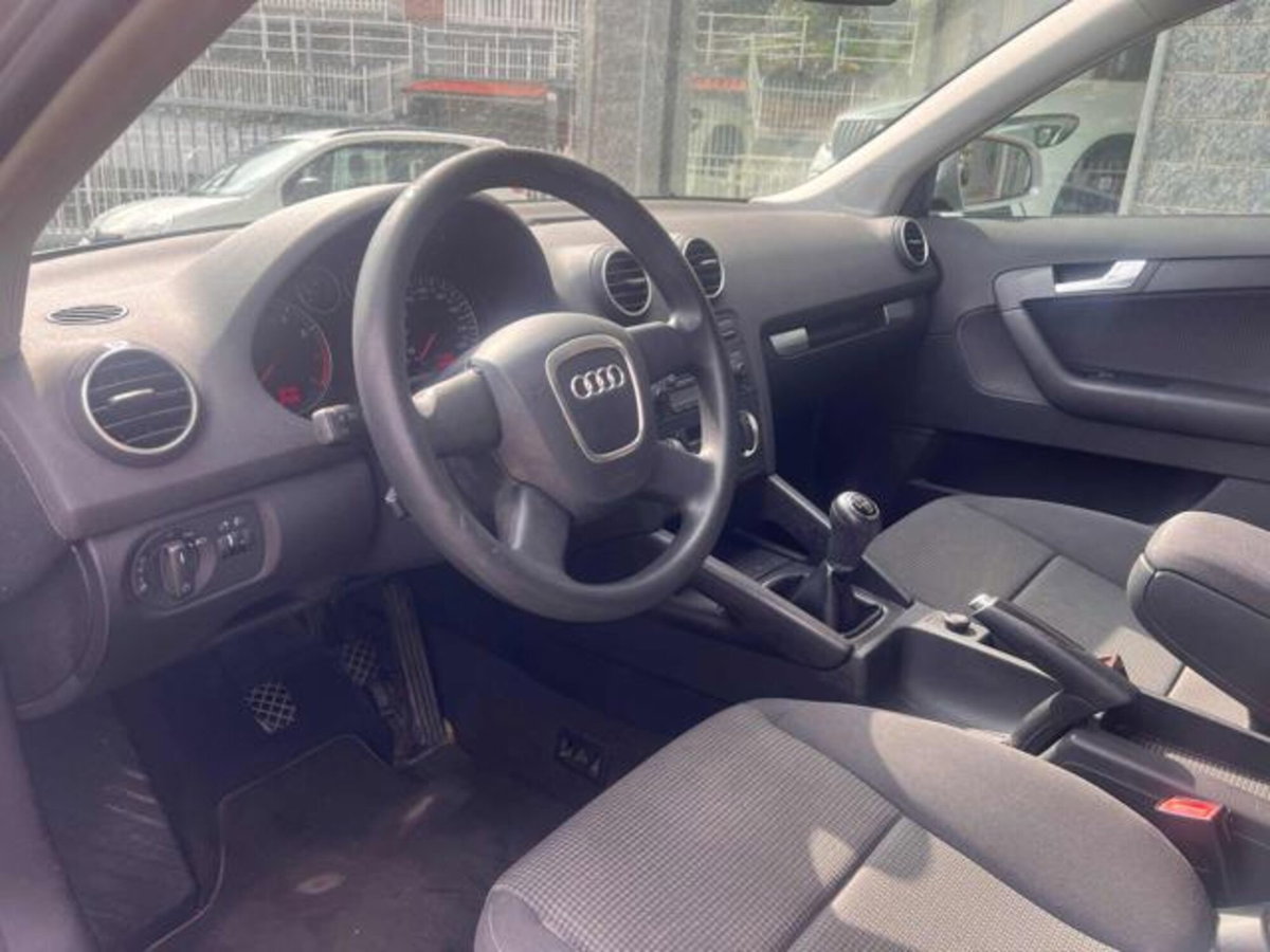 Audi A3 Sportback 2.0 16V FSI Ambition (10)
