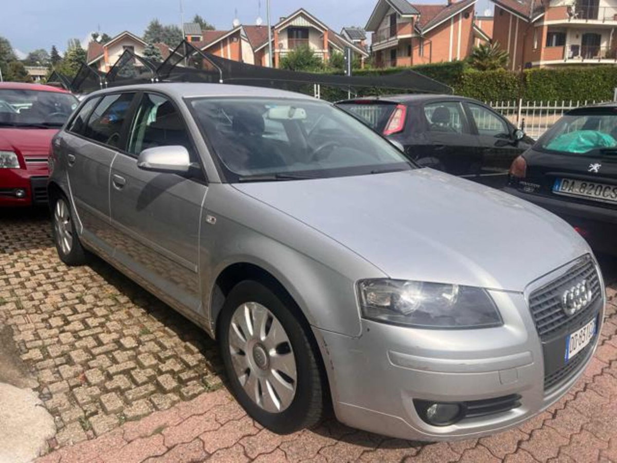 Audi A3 Sportback 2.0 16V FSI Ambition (4)