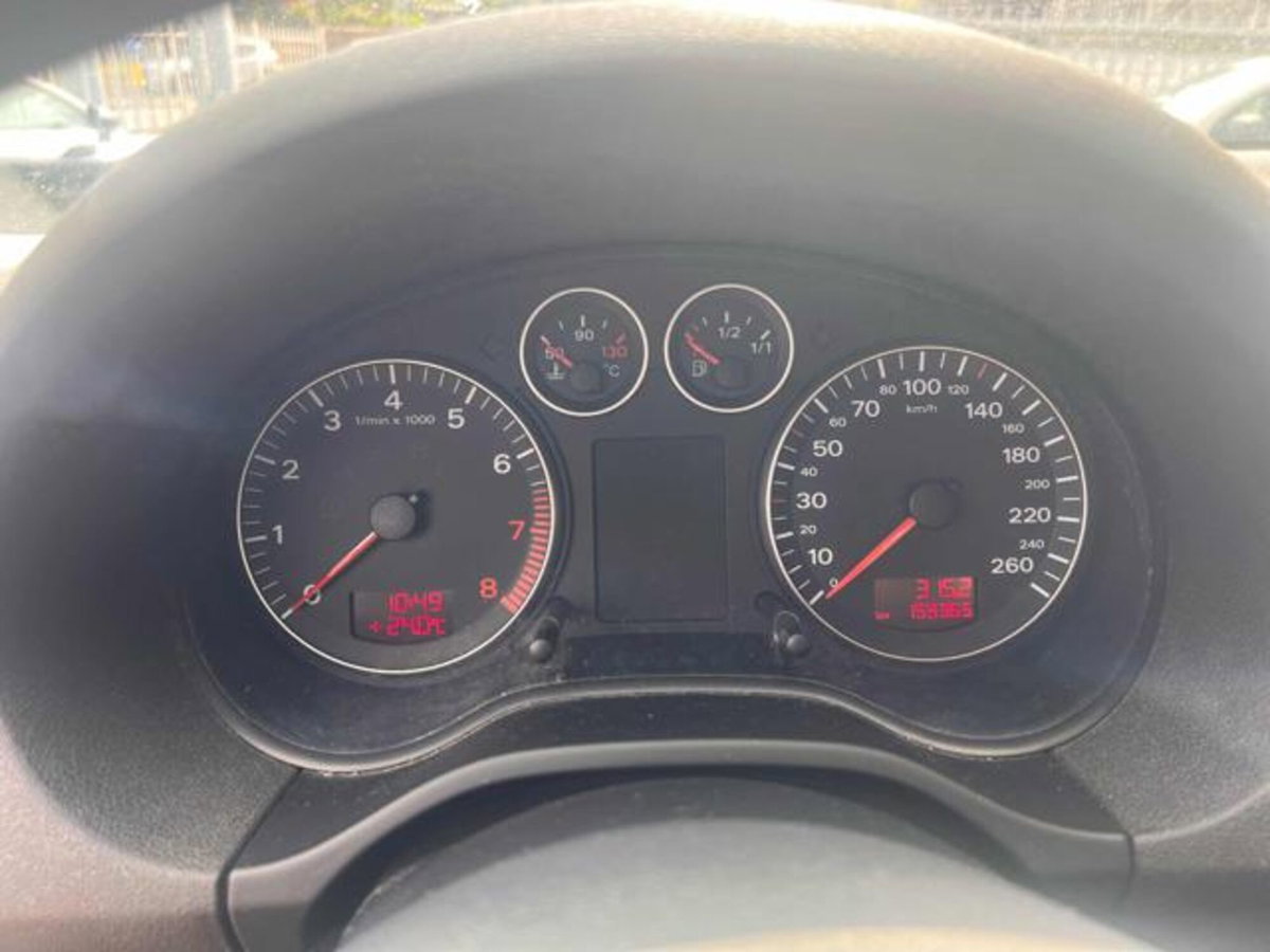 Audi A3 Sportback 2.0 16V FSI Ambition (8)