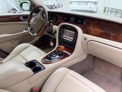 Jaguar XJ 4.2 V8 cat Executive (8)
