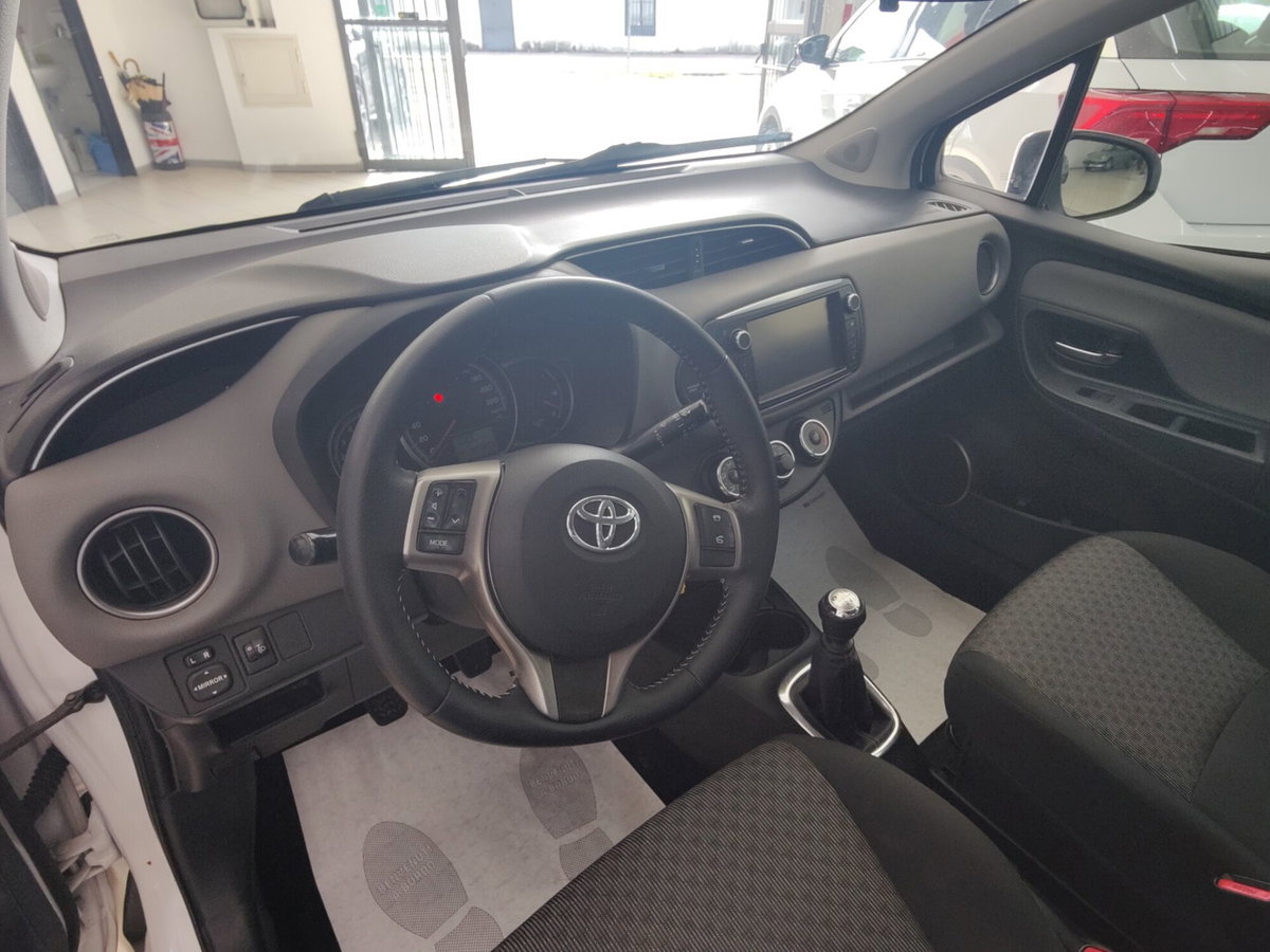 Toyota Yaris 1.D-4D 5 porte Active (10)