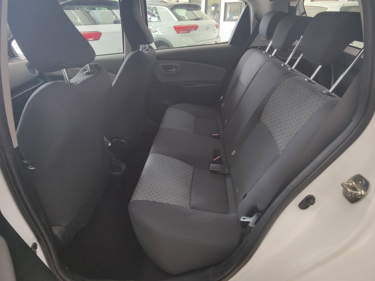 Toyota Yaris 1.D-4D 5 porte Active (13)
