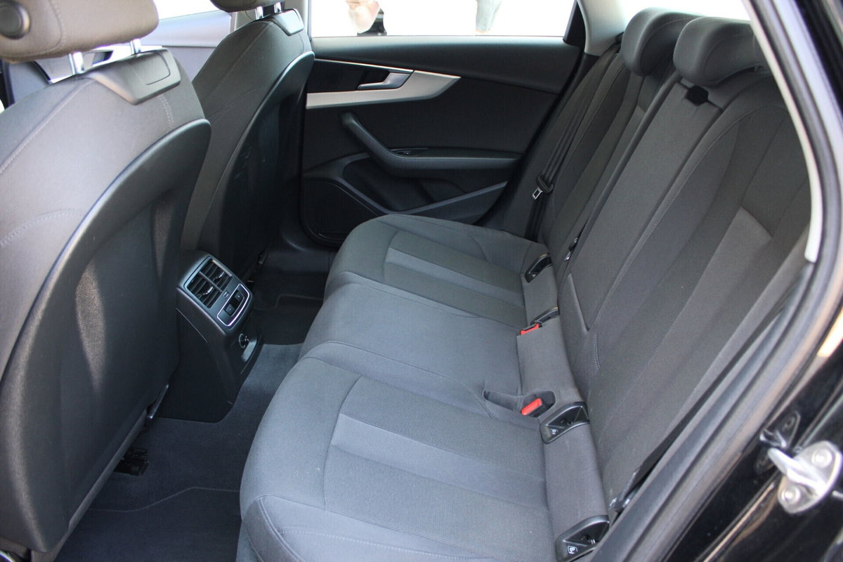 Audi A4 2.0 TDI 150 CV ultra S tronic Business Sport (11)