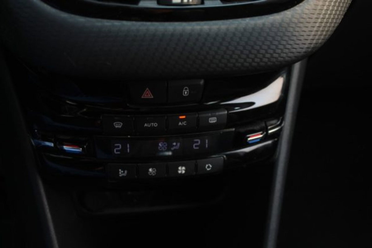 Peugeot 2008 e-HDi 115 CV Stop&Start Allure (11)