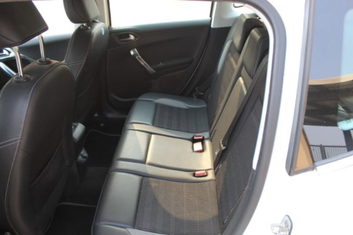 Peugeot 2008 e-HDi 115 CV Stop&Start Allure (5)