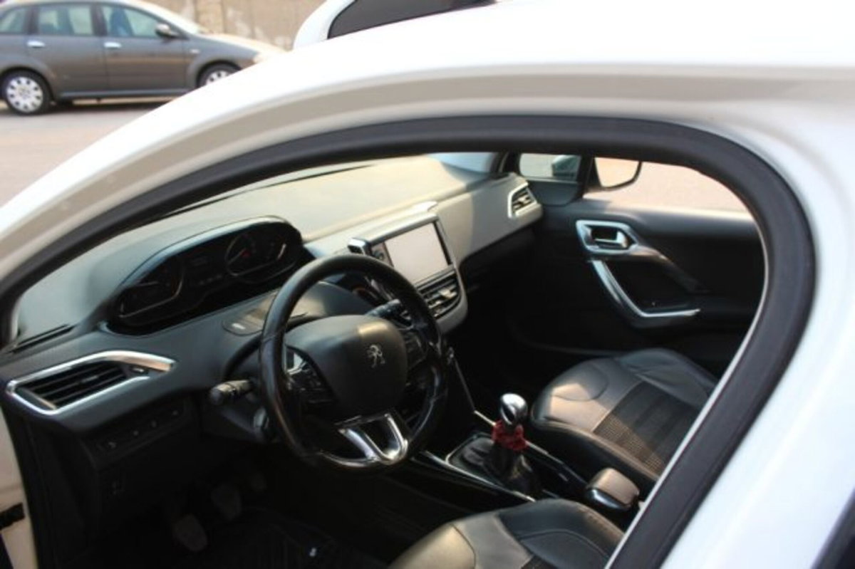 Peugeot 2008 e-HDi 115 CV Stop&Start Allure (6)
