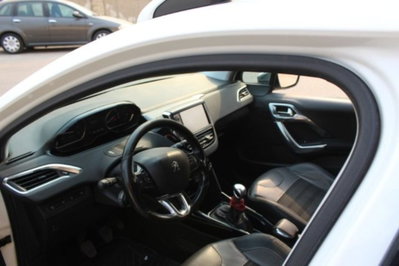 Peugeot 2008 e-HDi 115 CV Stop&Start Allure (6)