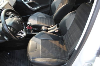Peugeot 2008 e-HDi 115 CV Stop&Start Allure (7)