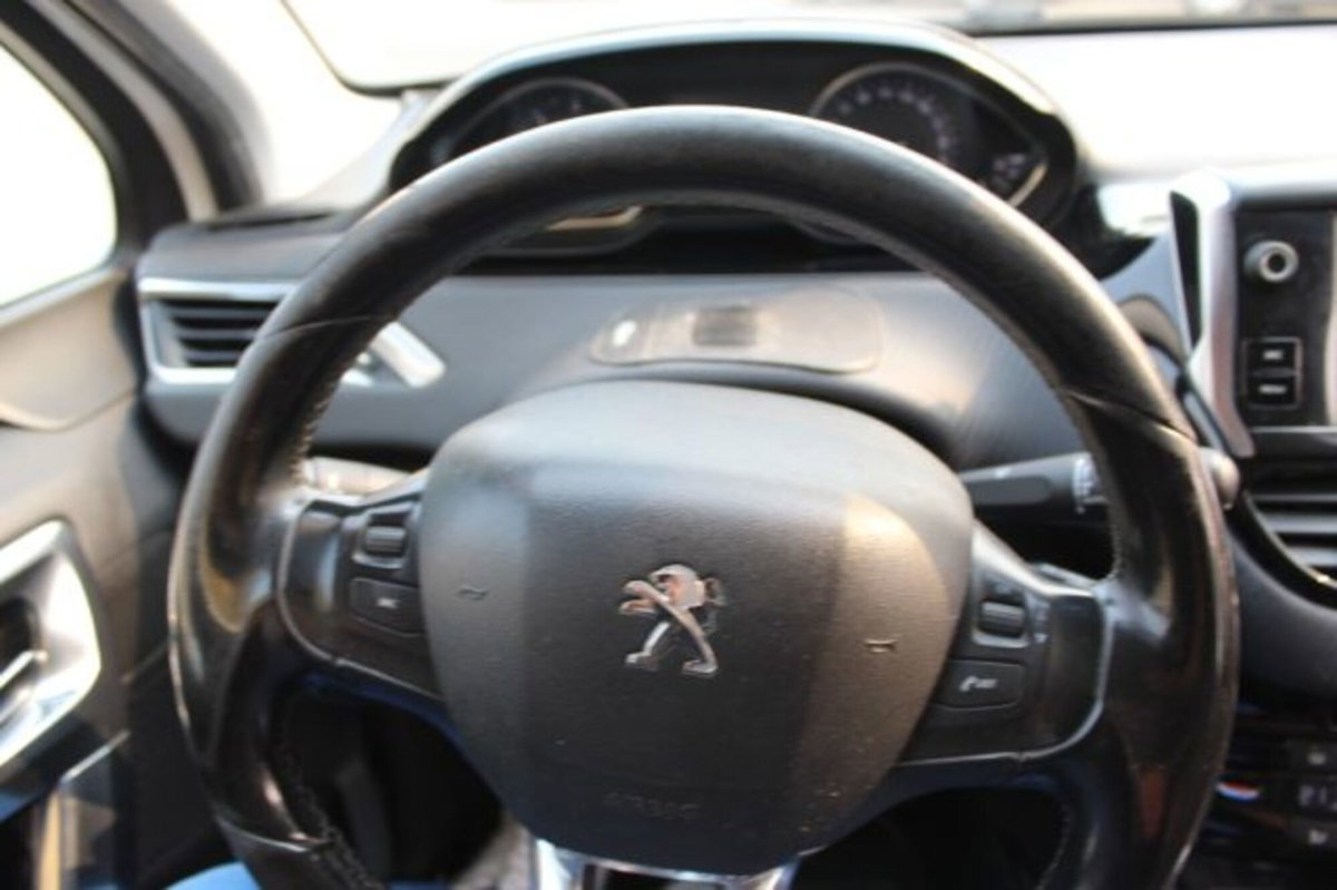 Peugeot 2008 e-HDi 115 CV Stop&Start Allure (9)