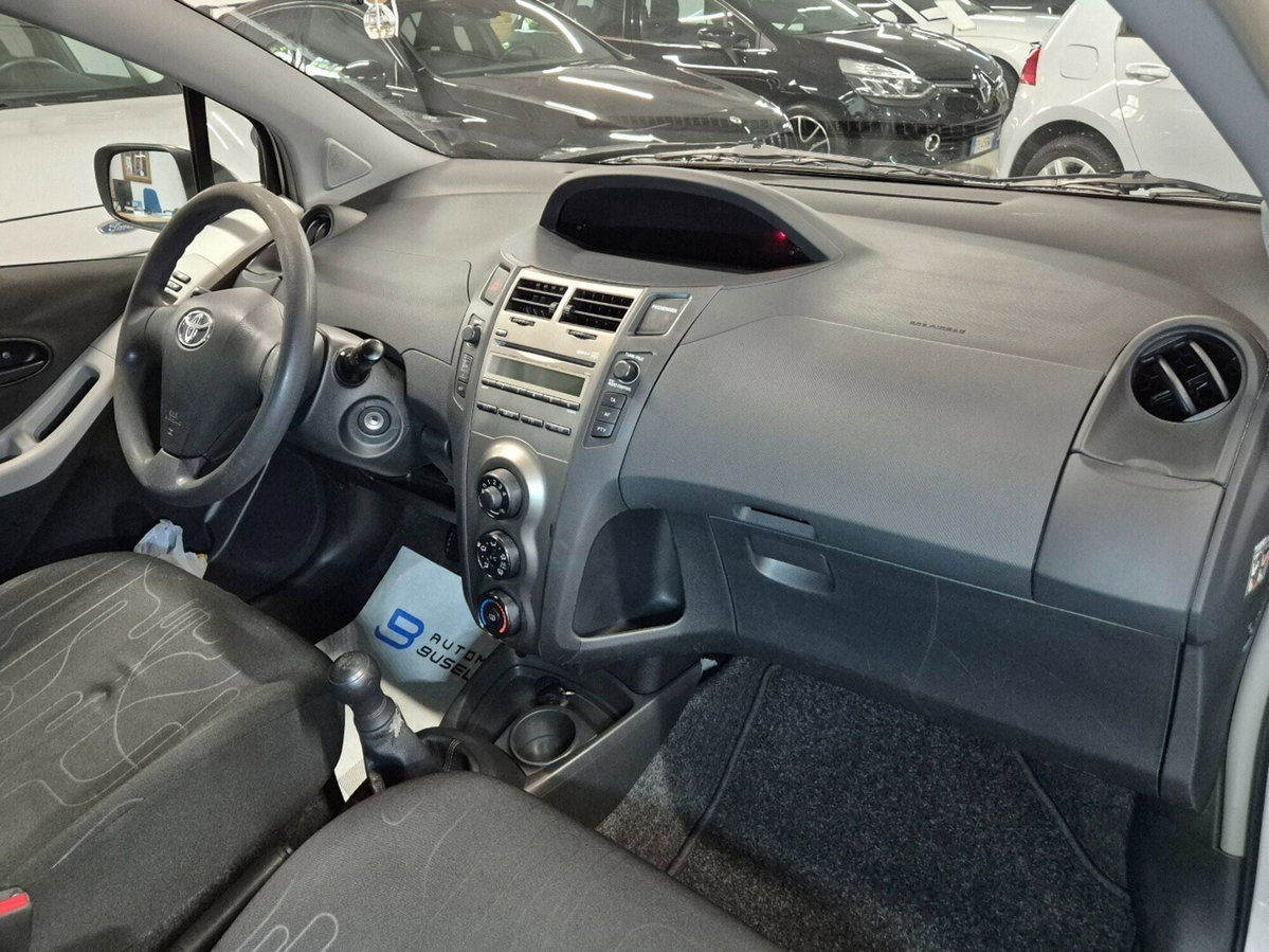 Toyota Yaris 1.0 5 porte Sol (10)