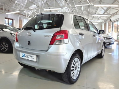 Toyota Yaris 1.0 5 porte Sol (11)