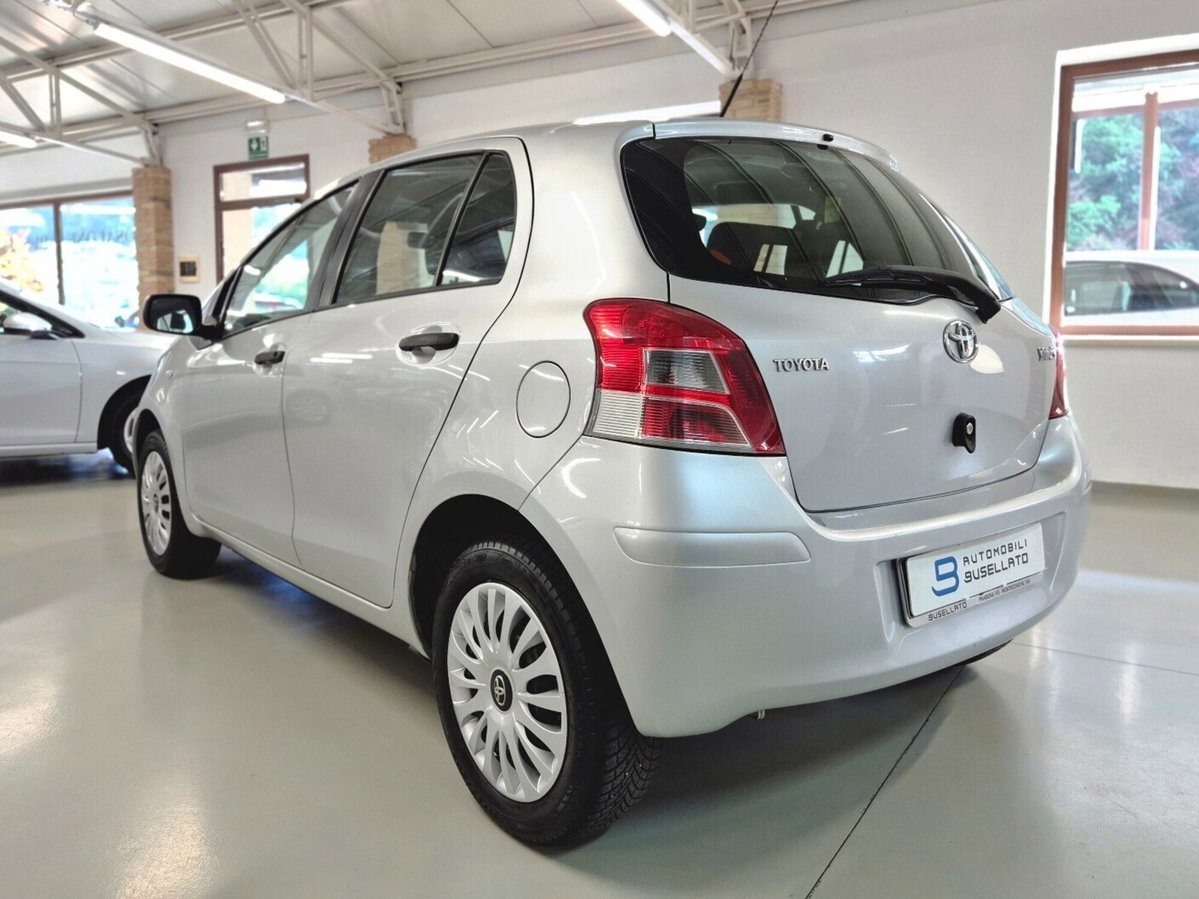 Toyota Yaris 1.0 5 porte Sol (13)