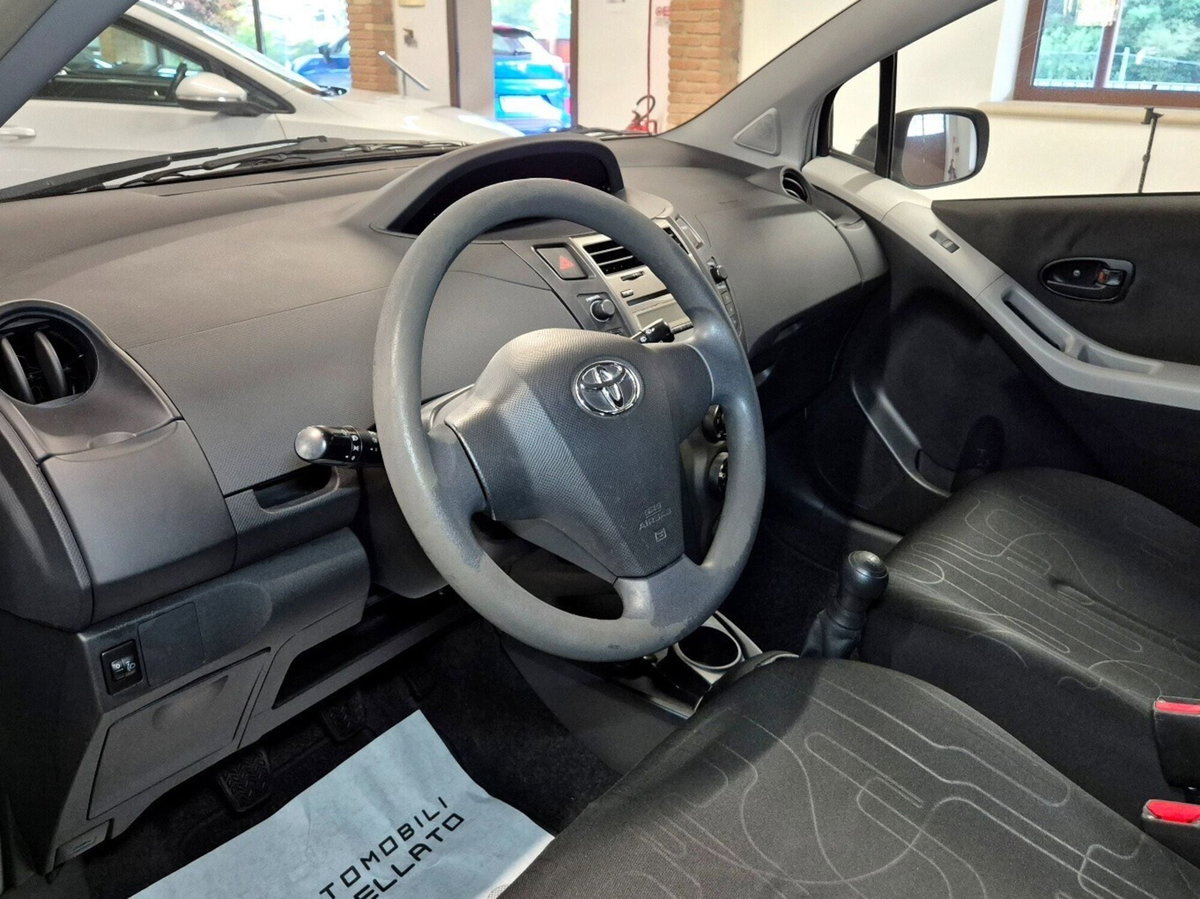 Toyota Yaris 1.0 5 porte Sol (4)
