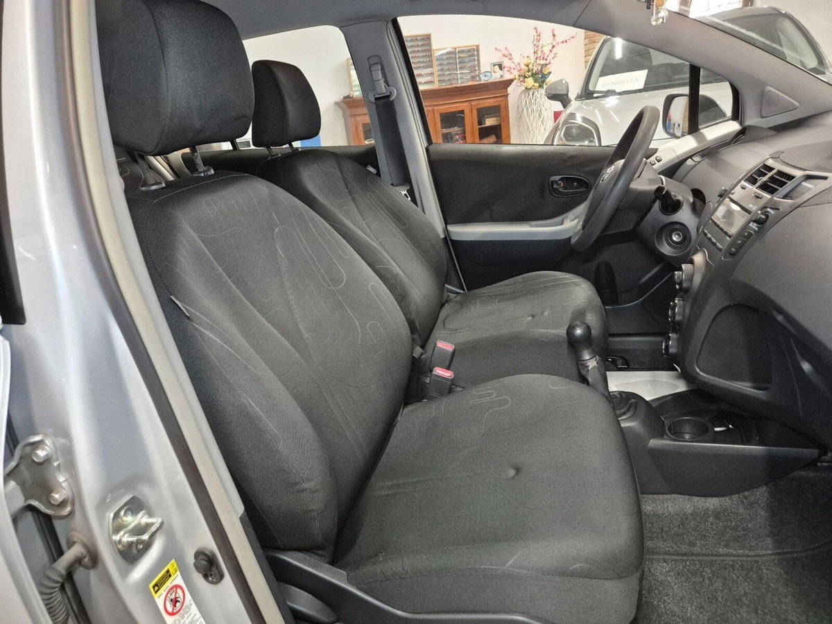 Toyota Yaris 1.0 5 porte Sol (6)