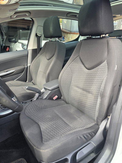 Peugeot 308 1.6 8V e-HDi 112CV Stop&Start robotiz. 5p. Sport (9)