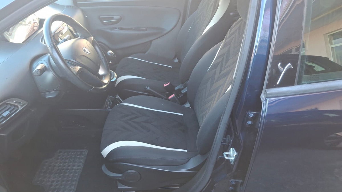 Lancia Ypsilon 1.2 69 CV 5 porte Gold (11)