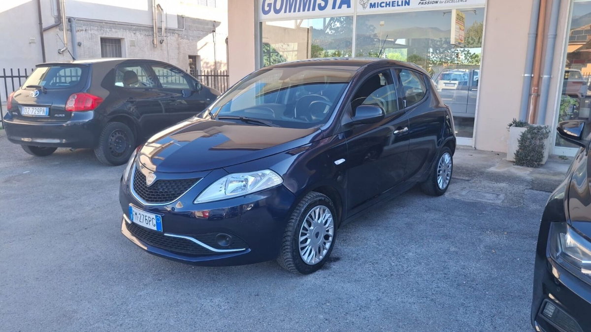 Lancia Ypsilon 1.2 69 CV 5 porte Gold (2)