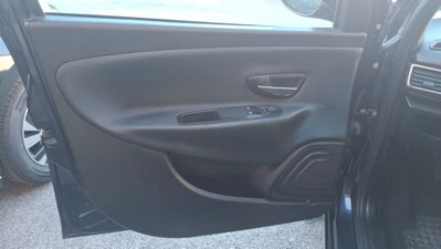 Lancia Ypsilon 1.2 69 CV 5 porte Gold (6)