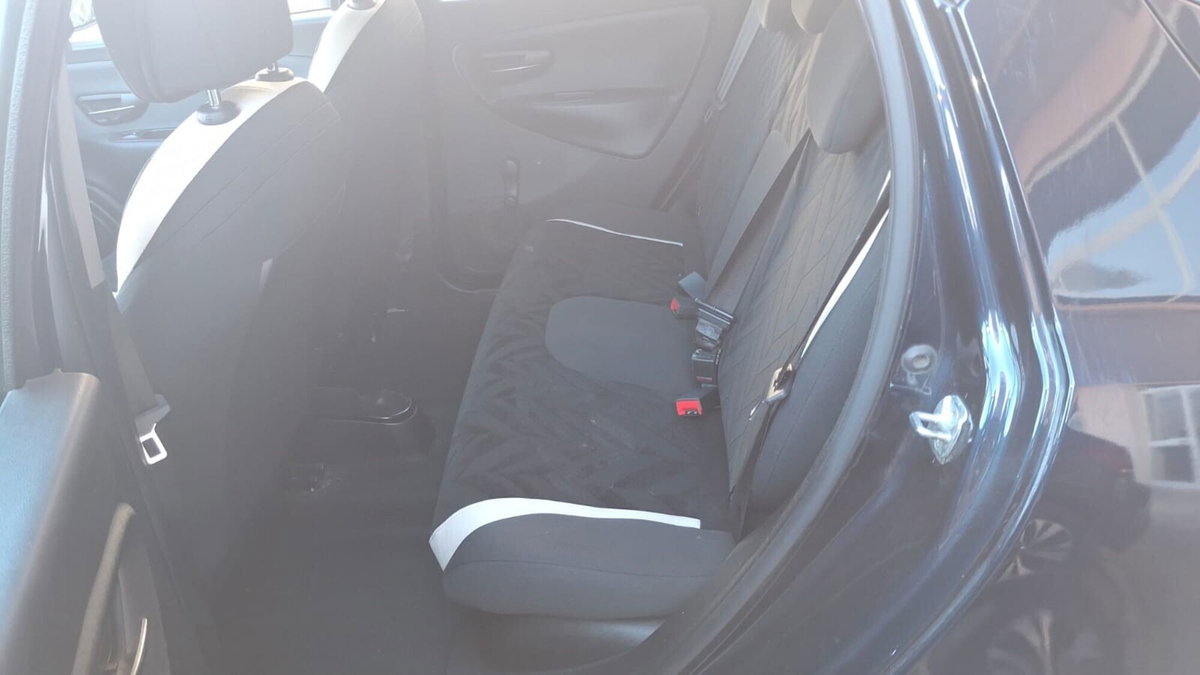 Lancia Ypsilon 1.2 69 CV 5 porte Gold (8)